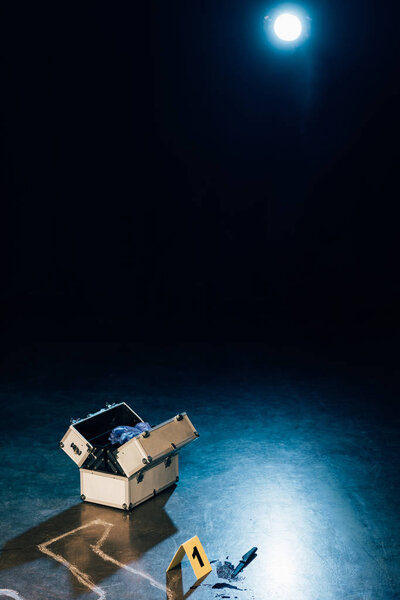 набор для расследования, контур мелом, нож, маркер улик и пятна крови на месте преступления
