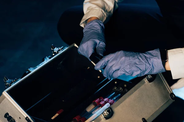 Bijgesneden Overzicht Van Onderzoeker Rubberen Handschoenen Met Opsporings Pakket Crime — Stockfoto