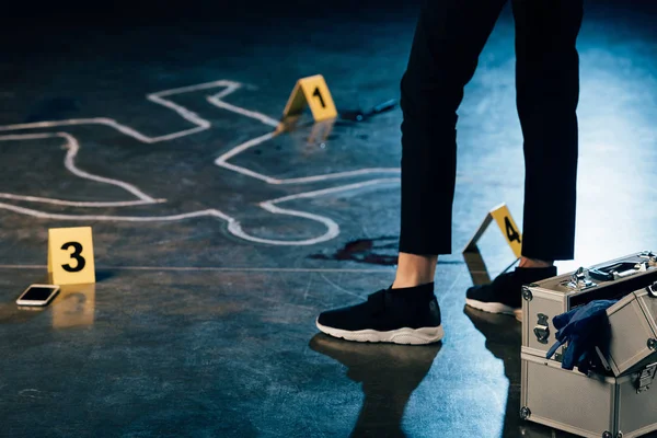 Partial View Investigator Standing Chalk Outline Evidence Markers Crime Scene — Stock Photo, Image