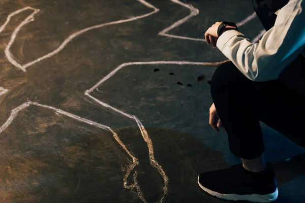 Partial View Investigator Sitting Chalk Outline Crime Scene — Stock Photo, Image