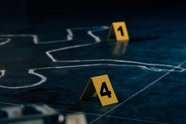 Selective Focus Chalk Outline Evidence Markers Crime Scene — Stock Photo, Image