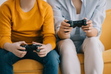 Kiev, Ukrayna - 8 Nisan 2019: Joystick tutan ve video oyunu oynayan kadın ve erkek kısmi görünümü