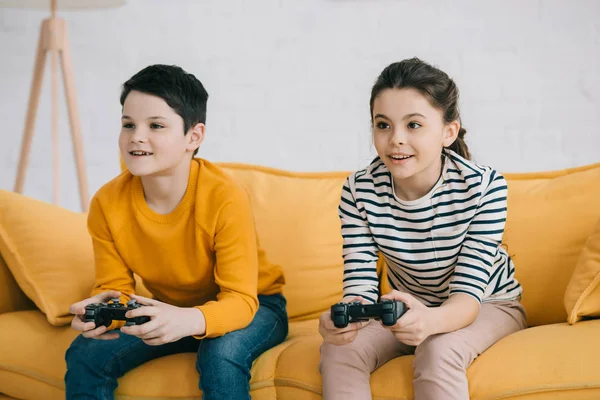 Kyiv Ucrania Abril 2019 Hermano Hermana Enfocados Jugando Videojuegos Con —  Fotos de Stock