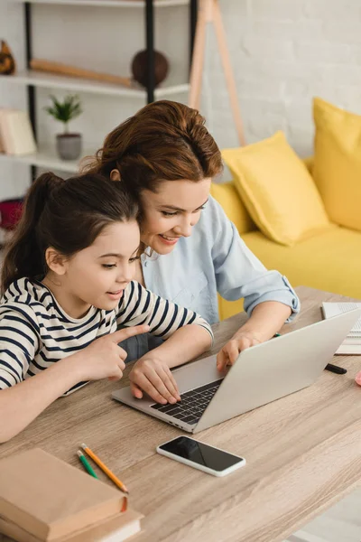 Bambino Sorpreso Che Punta Con Dito Mentre Usa Computer Portatile — Foto Stock