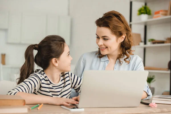 Lycklig Mamma Tittar Bedårande Dotter Medan Använder Laptop Tillsammans — Stockfoto