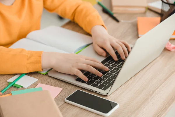 Partiell Syn Pojke Med Hjälp Laptop Nära Smartphone Med Blank — Stockfoto