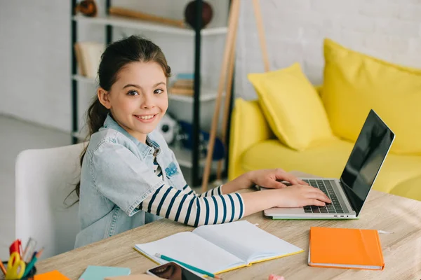 Lindo Escolar Haciendo Trabajo Casa Uso Tableta Digital Mientras Sonríe — Foto de Stock