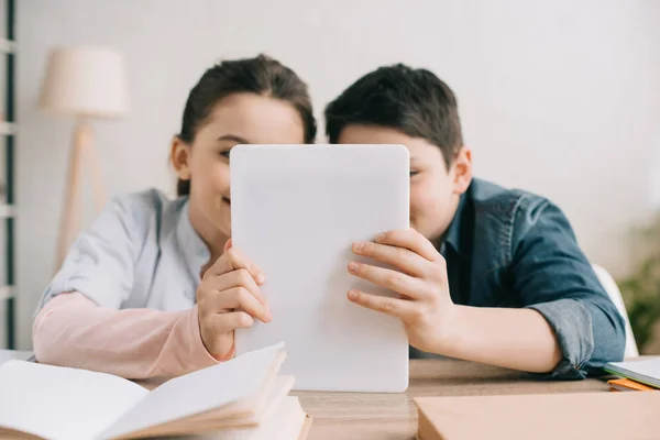 Hermano Hermana Usando Digital Juntos Mientras Están Sentados Escritorio Con — Foto de Stock