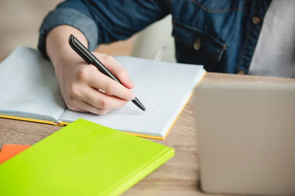 Ausgeschnittene Ansicht Eines Schülers Der Notizbuch Schreibt Während Hause Hausaufgaben — Stockfoto