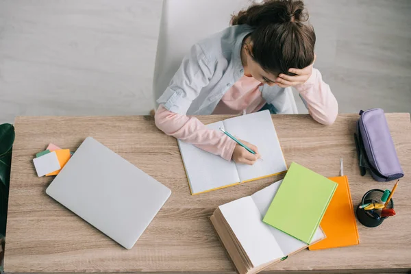 Bovenaanzicht Van School Kind Doen Huiswerk Terwijl Zittend Houten Bureau — Stockfoto