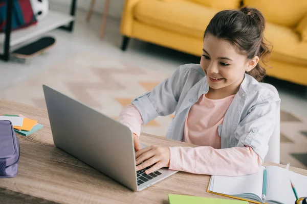 Widok Wysokim Kątem Uśmiechnięty Uczeń Przy Użyciu Laptopa Siedząc Przy — Zdjęcie stockowe