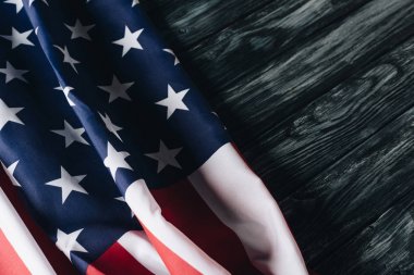 gri ahşap yüzey üzerinde katlanmış ABD ulusal bayrağı, anma günü kavramı