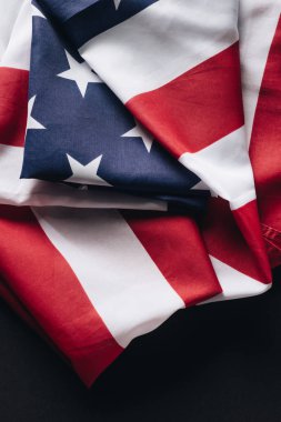 katlanmış Amerikan ulusal bayrağı siyah izole, anma günü kavramı