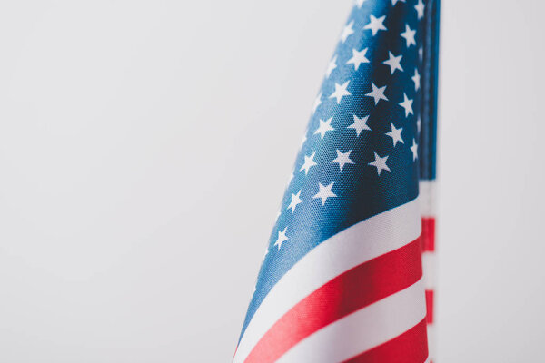 национальный флаг США изолирован на серой, мемориальной концепции
