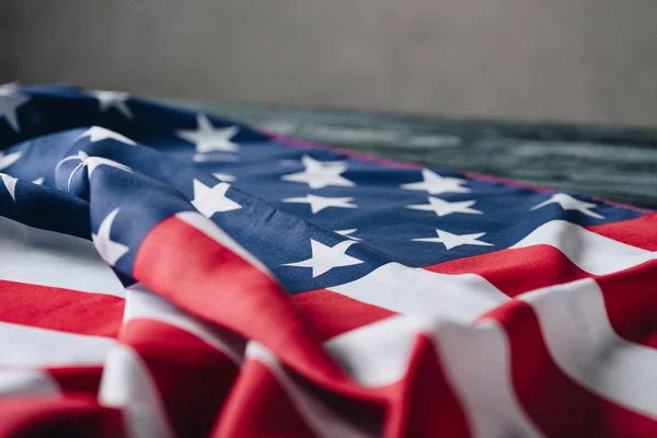 Hajtogatott Amerikai Zászlót Szürke Háttér Emléknap Koncepció — Stock Fotó