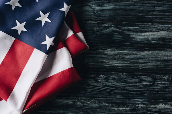 сложенные американские национальные флаги на серой деревянной поверхности, концепция Дня памяти
