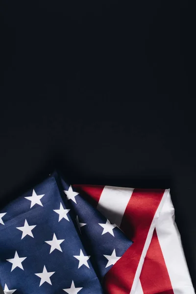 折叠美国国旗孤立在黑色 纪念日的概念 — 图库照片
