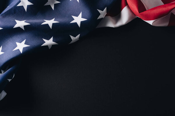 сложенный американский национальный флаг, изолированный на черном, День памяти концепции
