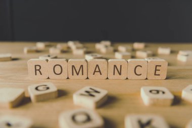 siyah izole ahşap yüzeyüzerinde harflerle bloklar ile çevrili kelime romantizm ile küplerin seçici odak