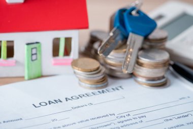 ev modeli, kredi sözleşmesi, ahşap yüzeyüzerinde sikke ve anahtarları