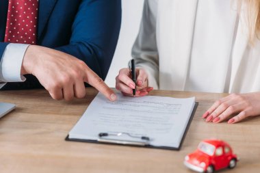 kalem tutan müşteri yakın kredi anlaşmasında imza yeri işaret araba anlaşma kısmi görünümü