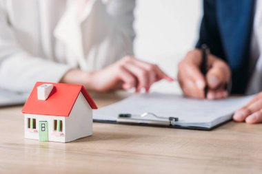masada ev modeli yakınında iş kadını ve müşteri imza kredi anlaşması kırpılmış çekim