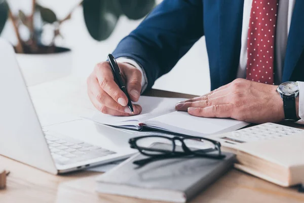 Vista Recortada Del Gerente Escritura Ropa Formal Cuaderno Mientras Está — Foto de Stock