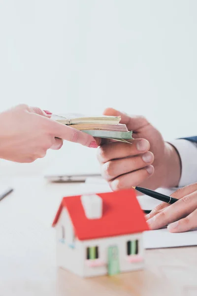 Tiro Recortado Gerente Que Toma Dinheiro Cliente Perto Modelo Casa — Fotografia de Stock