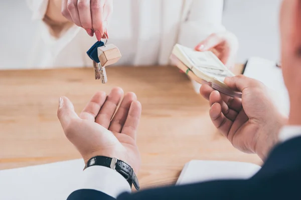 Recortado Tiro Hombre Negocios Tomando Dinero Las Llaves Posesión Del — Foto de Stock