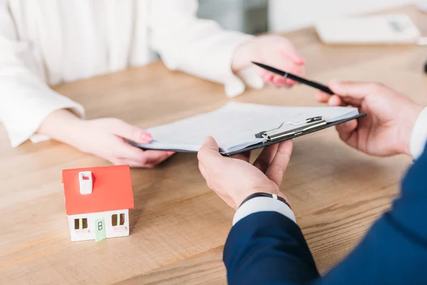 Bijgesneden Schot Van Realtor Geven Pen Klembord Met Leningsovereenkomst Aan — Stockfoto