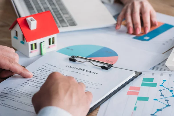 Gedeeltelijke Weergave Van Man Lees Lening Overeenkomst Terwijl Zittend Bureau — Stockfoto