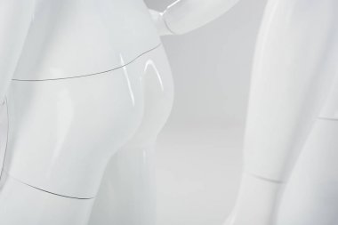 gri üzerinde beyaz plastik manikins yakın görünümü 