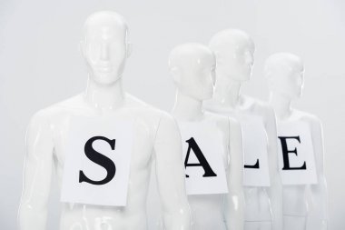 gri izole beyaz plastik mankenler üzerinde satış yazı ile kağıtları