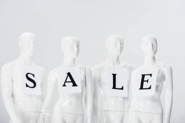 gri izole beyaz mankenler üzerinde satış yazı ile kağıtları