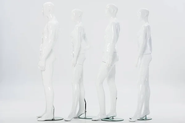 Mannequins Plastique Blanc Rangée Sur Blanc — Photo