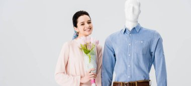 gri izole manken ve çiçek buketi ile güzel kız panoramik çekim