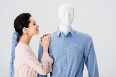 gri izole manken yaslanmış güzel gülümseyen kız