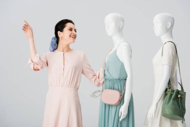 gri izole elbiseler mankenler yakın gesturing güzel gülümseyen kız