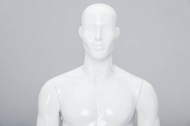 Gri renkte izole edilmiş beyaz plastik manken bebek. 