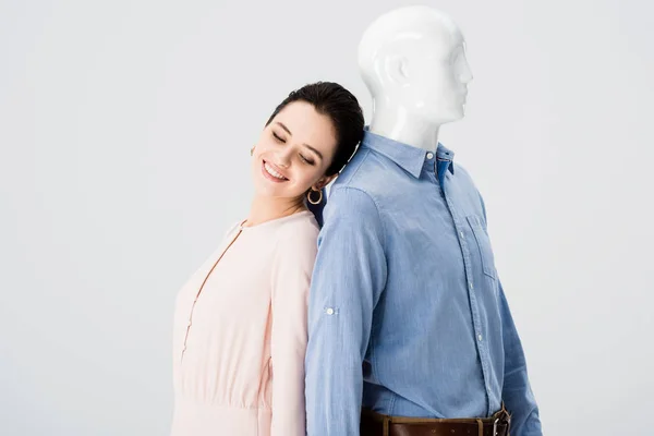 Hermosa Chica Sonriente Posando Con Maniquí Aislado Gris — Foto de Stock