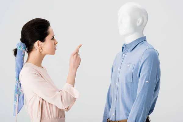 Chica Insatisfecha Discutiendo Señalando Con Dedo Maniquí Aislado Gris — Foto de Stock