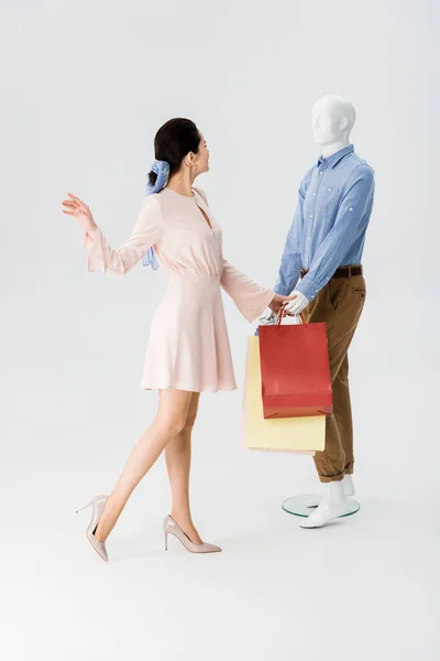 Mooi Meisje Gebaren Buurt Mannequin Met Boodschappentassen Grijs — Stockfoto
