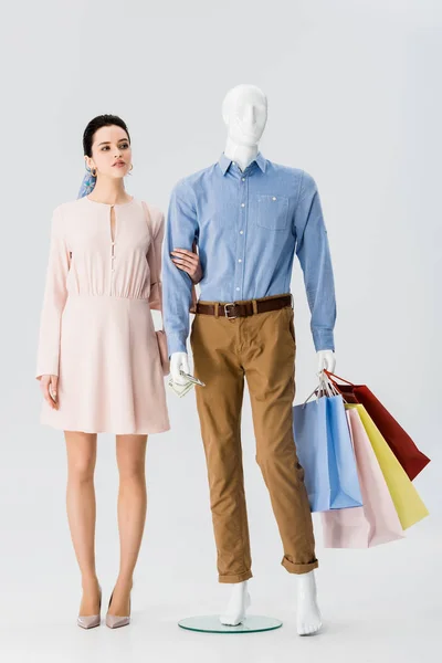 Mooi Meisje Holding Hand Van Mannequin Met Boodschappentassen Grijs — Stockfoto