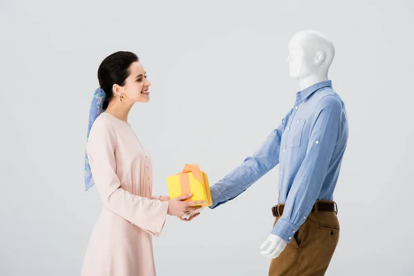 Hermosa Chica Tomando Caja Regalo Maniquí Aislado Gris — Foto de Stock