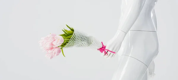 人体模特娃娃的全景拍摄与郁金香花束隔离在灰色 — 图库照片