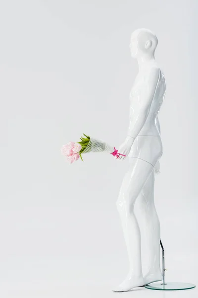 Mannequin Pop Met Boeket Van Tulpen Geïsoleerd Grijs Met Kopieer — Stockfoto