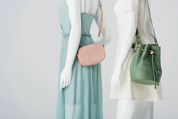 Manequins Com Bolsas Vestidos Isolados Cinza — Fotografia de Stock