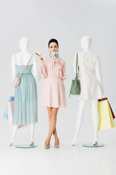 Lány Hitelkártyával Pénzzel Közelében Mannequins Bevásárló Táskák Szürke — Stock Fotó