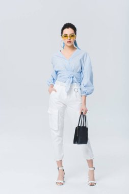 çanta kamera bakarak ve gri poz ile güzel şık kız