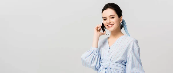 Plano Panorámico Hermosa Chica Elegante Hablando Teléfono Inteligente Aislado Gris — Foto de Stock